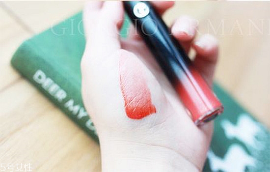 阿瑪尼黑管紅管哪個(gè)好？打造鮮艷欲滴的動(dòng)人雙唇