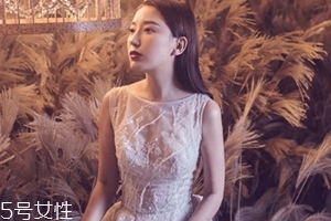 年會穿什么衣服合適？搶鏡年會小禮服最佳