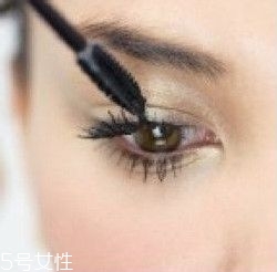 如何挑選合適的睫毛膏？這樣刷睫毛卷翹靚麗