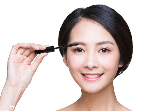 怎么正確使用睫毛夾？這樣刷睫毛眼睛大一倍