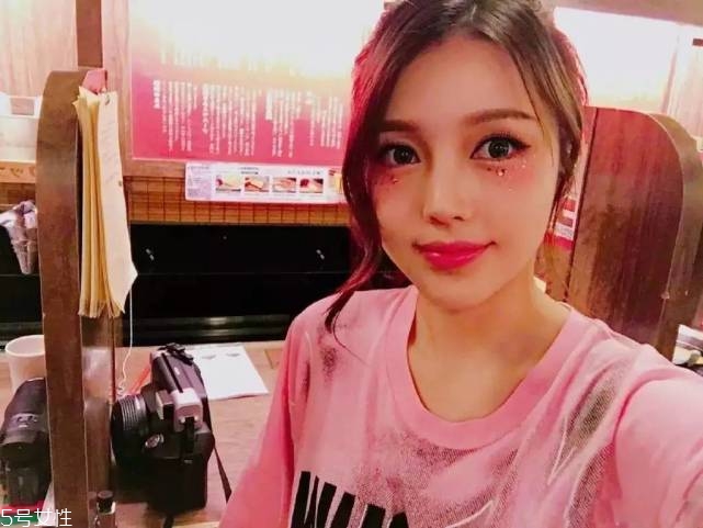 年會畫什么妝最好看上鏡？亮片妝絕對是最耀眼的