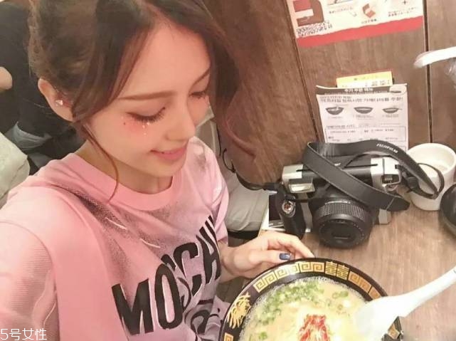 年會畫什么妝最好看上鏡？亮片妝絕對是最耀眼的