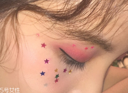 年會畫什么妝最好看上鏡？亮片妝絕對是最耀眼的