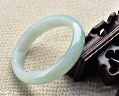 翡翠手鐲戴在哪只手好？行內(nèi)人士給出答案
