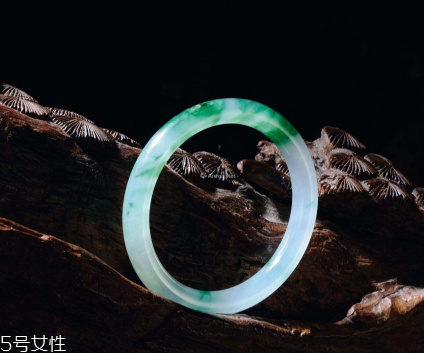 翡翠手鐲怎么養(yǎng)才能透？養(yǎng)翡翠的關(guān)鍵小竅門