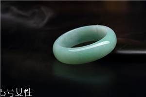 翡翠手鐲怎么養(yǎng)才能透？養(yǎng)翡翠的關(guān)鍵小竅門