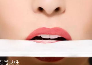化妝新手怎么化唇妝？咬唇妝自然日常
