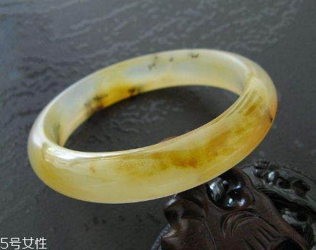 黃龍玉手鐲起棉怎么辦？正?，F(xiàn)象不必驚慌