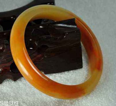 黃龍玉手鐲起棉怎么辦？正?，F(xiàn)象不必驚慌