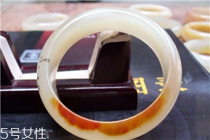 黃龍玉手鐲起棉怎么辦？正?，F(xiàn)象不必驚慌