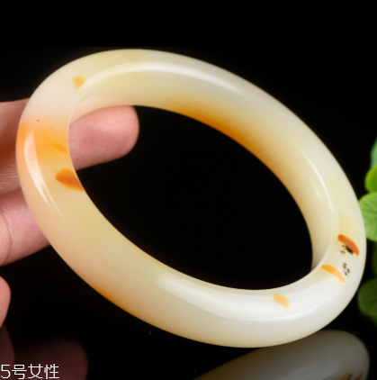 黃龍玉手鐲對身體好嗎？原來戴玉的好處這么多