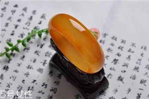 黃龍玉手鐲對(duì)身體好嗎？原來(lái)戴玉的好處這么多