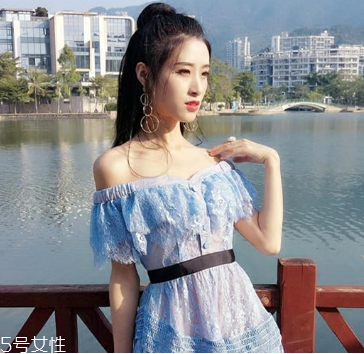一字肩衣服怎么搭配？時(shí)髦精的高端裸露