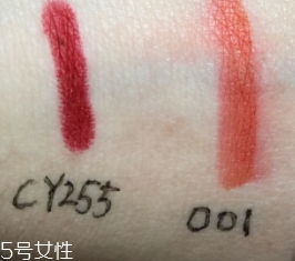 唇釉和口紅哪個(gè)不容易掉色？