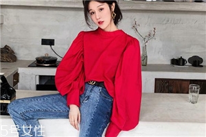 拼色牛仔褲怎么搭配？開春的最火的一條褲子