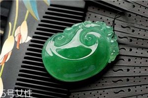 翡翠起膠是什么意思？起膠現(xiàn)象屬于高檔翡翠