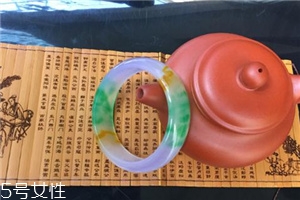 翡翠手鐲怎么看水頭？行家教你這樣挑
