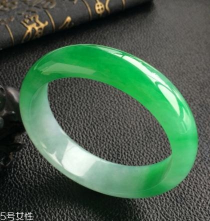 翡翠手鐲怎么看水頭？行家教你這樣挑