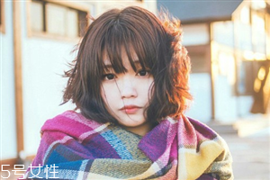 矮個子女生適合什么短發(fā)？氣質齊肩卷發(fā)