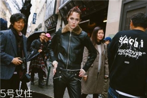 皮衣下面搭配什么好看？玩出個(gè)性混搭風(fēng)