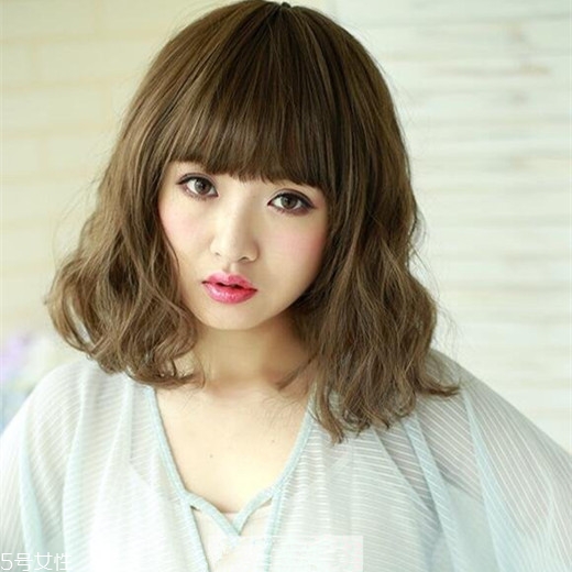 矮個子女生適合什么短發(fā)？氣質齊肩卷發(fā)