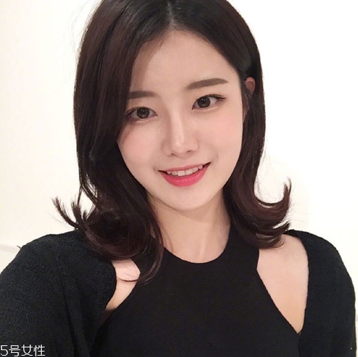 矮個子女生適合什么短發(fā)？氣質齊肩卷發(fā)