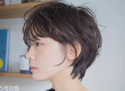 短頭發(fā)染什么顏色好看洋氣顯白？短發(fā)這樣弄好看又大方