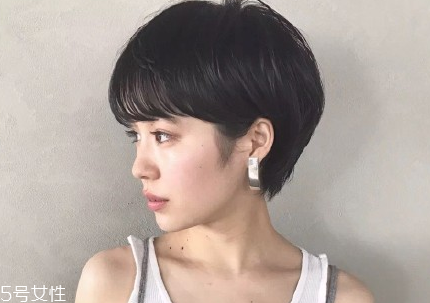 短頭發(fā)染什么顏色好看洋氣顯白？短發(fā)這樣弄好看又大方