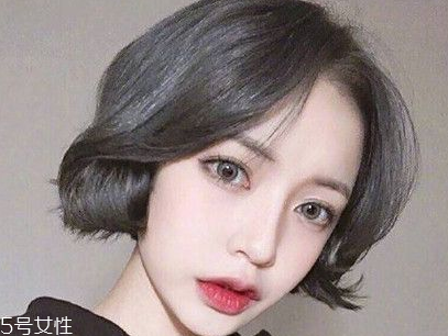 短頭發(fā)染什么顏色好看洋氣顯白？短發(fā)這樣弄好看又大方
