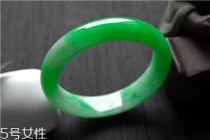 翡翠手鐲怎么戴進(jìn)去？巧用肥皂水來(lái)幫忙