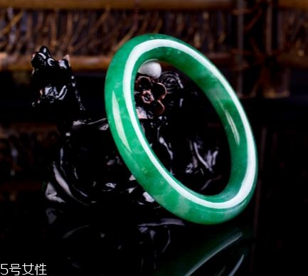 翡翠手鐲怎么戴進(jìn)去？巧用肥皂水來(lái)幫忙