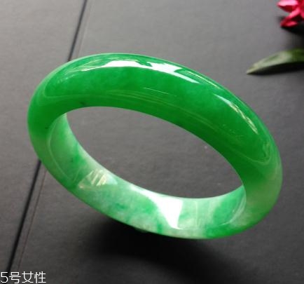 翡翠手鐲怎么戴進(jìn)去？巧用肥皂水來(lái)幫忙