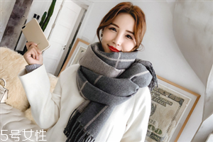 冬天系圍巾怎么扎頭發(fā)？適合搭配羽絨服的發(fā)型