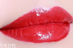 怎么涂口紅不顯唇紋？關(guān)鍵是做好打底