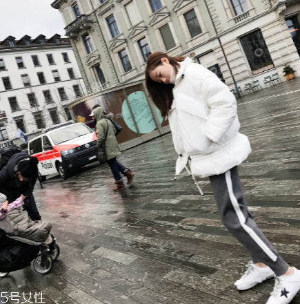 短款羽絨服怎么搭配？小個子女生的顯高利器