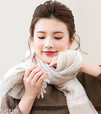 冬天系圍巾怎么扎頭發(fā)？適合搭配羽絨服的發(fā)型