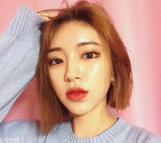 小波浪卷發(fā)怎么打理？焦糖色頭發(fā)超百搭