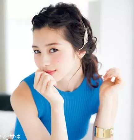 女生冬天長發(fā)怎么編好看？長發(fā)妹紙才懂得的痛