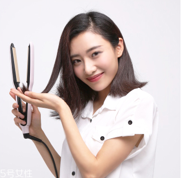 直發(fā)怎么弄卷發(fā)？直發(fā)夾板可以弄內(nèi)扣