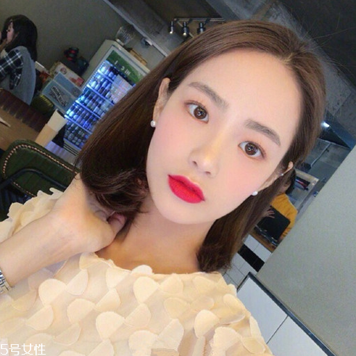 齊肩直發(fā)染什么顏色好看？簡(jiǎn)單好看的齊肩發(fā)扎法