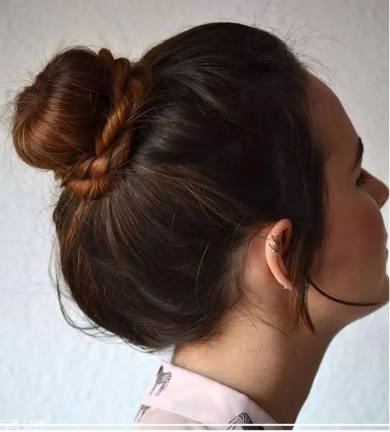 冬天系圍巾怎么扎頭發(fā)？適合搭配羽絨服的發(fā)型