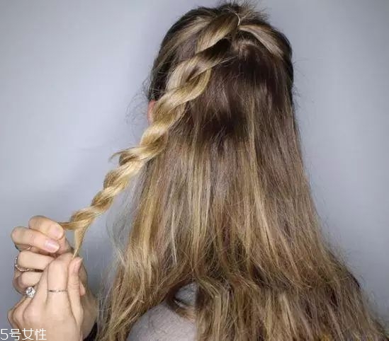 女生冬天長發(fā)怎么編好看？長發(fā)妹紙才懂得的痛