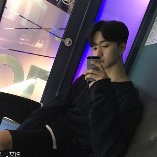 2022最流行發(fā)型顏色男生？男生潮流發(fā)型