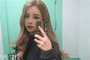 秋冬適合什么顏色的頭發(fā)？再燙個卷發(fā)更秋冬