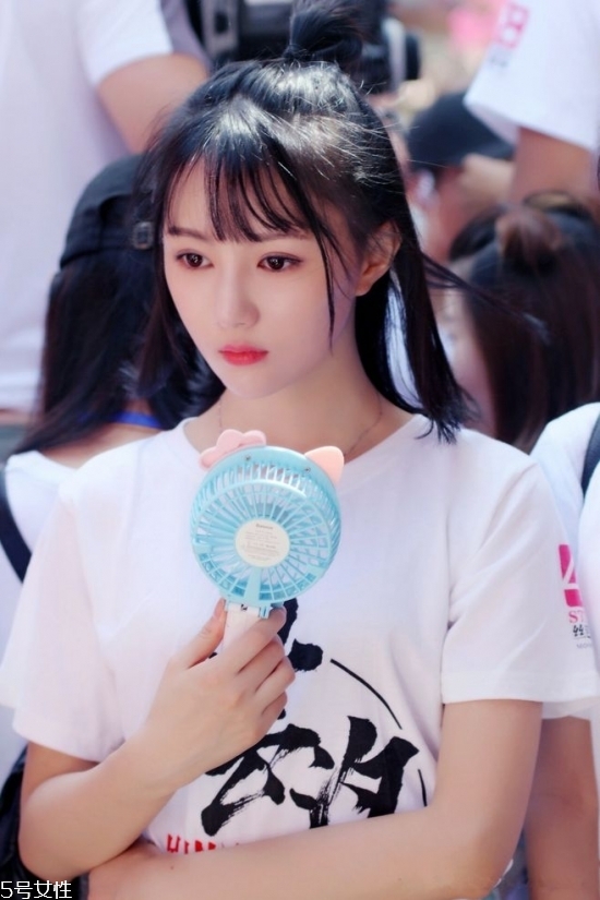 2018冬天流行什么發(fā)色？簡(jiǎn)單漂亮的披肩發(fā)
