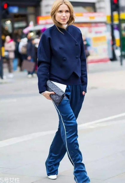 校服褲配什么上衣？舒適時尚兩不誤