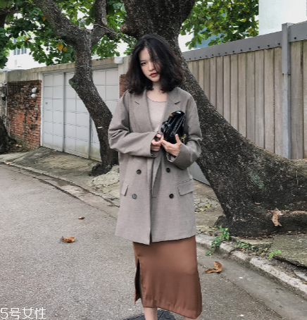 格紋西裝怎么搭配？初春必備的?？釂纹?></p><h3>格紋西裝好看嗎</h3><p>今年的寒冬馬上就要結束了，很多人都已經(jīng)開始囤春裝了，提到春裝，每年的流行元素里面都會有格紋，不管是格紋大衣還是格紋外套，只要和格紋沾邊的都很時尚。</p><p style=