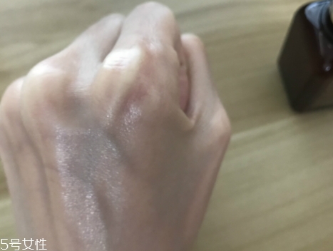 雅詩(shī)蘭黛適合油性皮膚嗎？