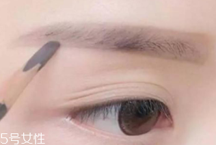 眉筆顏色怎么選擇？與發(fā)色一致不出錯