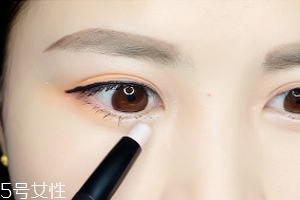 眼睛小怎么變大？畫一個臥蠶立即變大